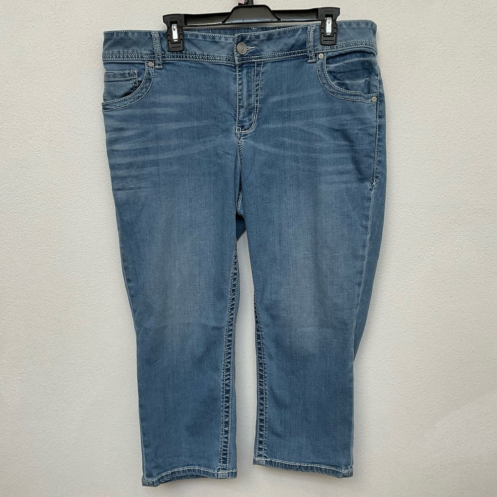 Lane Bryant Genius Fit Mid Wash Denim Capri Pants Size 18 Spring Summer Jeans